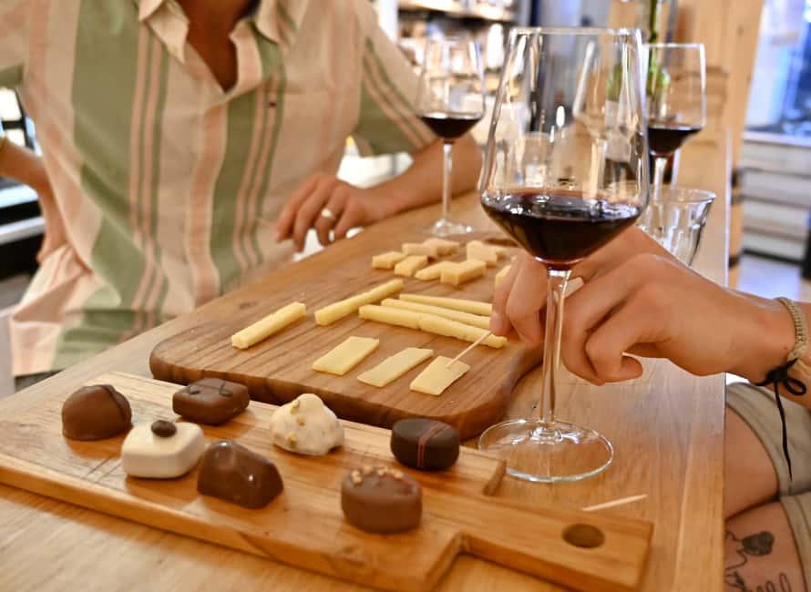Amsterdam: Food Tour with Drinks by Spui, Canals and Jordaan - Binnenstad Gouda and wine: setting your palate for what comes next