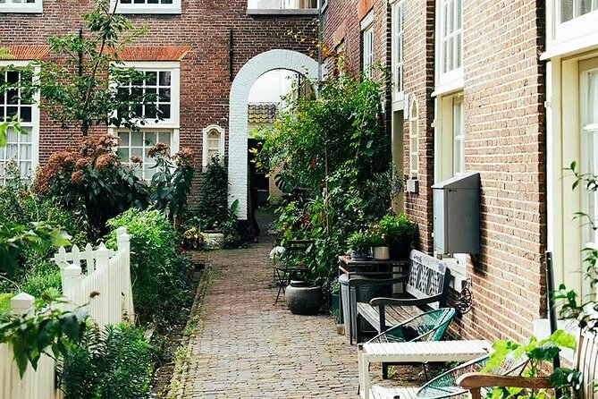 Amsterdam High-End Dutch Food & History Tour - Up to 8 guests - The drinks plan: craft beer, Dutch wine, and how not to feel left out