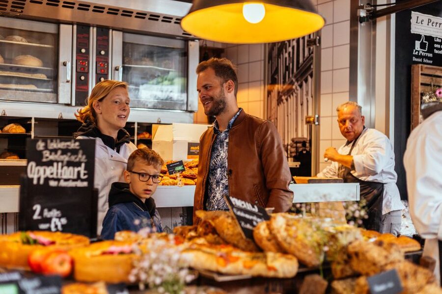 Amsterdam: Private Food Tour with a Local - Market moments: tasting while you watch Amsterdam shop