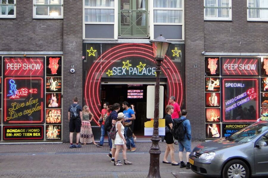 Amsterdam: Private Red Light District and Food Tour - Oude Kerk stop: old stones, newer meanings