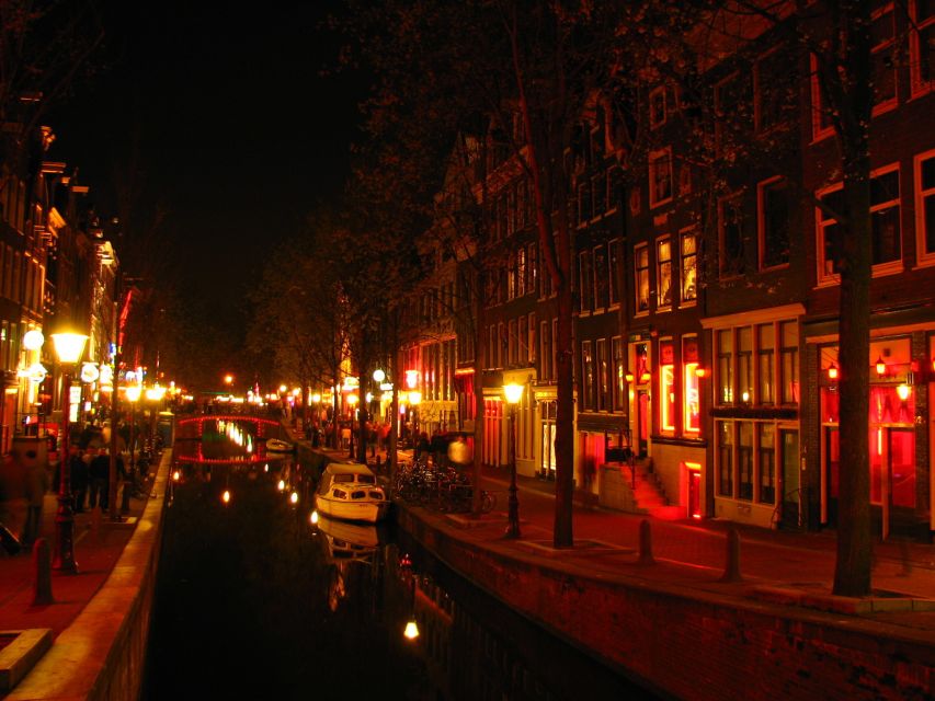 Amsterdam: Private Red Light District and Food Tour - Meeting at Park Plaza Victoria and timing it like a local