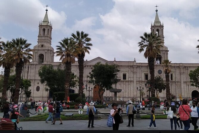 Arequipa Tasting Tour - Iglesia de la Compañía de Jesús: baroque façade, gold-leaf altars