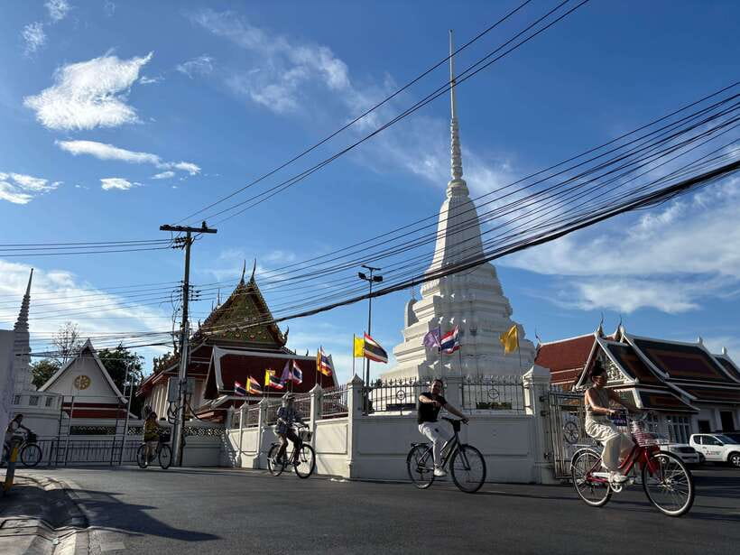 Bangkok: Bike, Boat & Food Tour in Thonburi - Back on the bike: Wat Nak Prok and Wutthakat