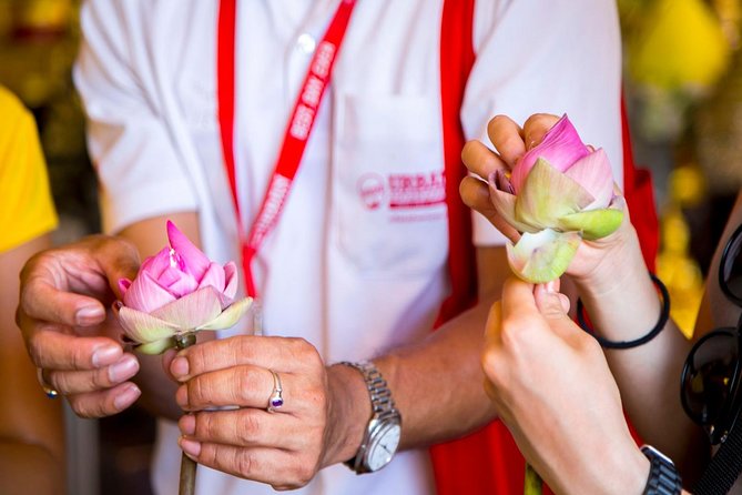 Bangkok Electric Tuk Tuk: Thonburi, Wang Lang & Food Tour - Pak Khlong Talat flower market: the 24/7 sensory finale