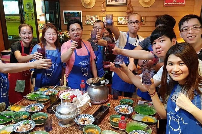 Bangkok Evening Food Tour by Tuktuk - Talat Noi: Tom Yum Wontons and the Chinese-Thai swap of flavors
