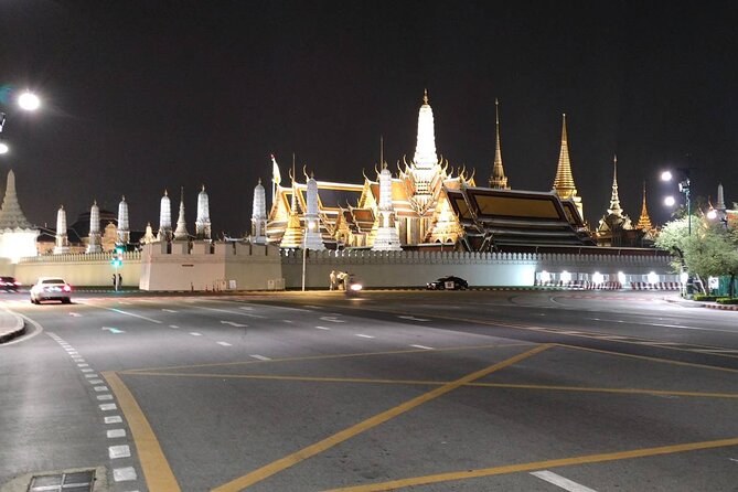 Bangkok: Michelin Guide Street Food Tour by Tuk Tuk - Rajadamnoen Avenue views between bites
