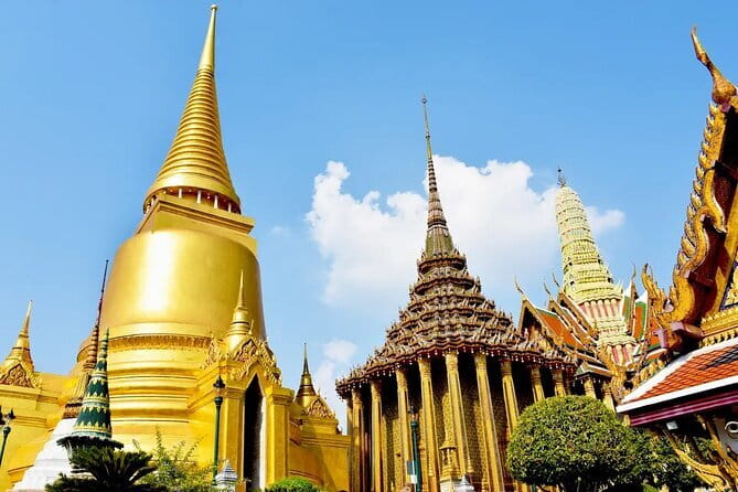 Bangkok Night Food Tour By Tuk Tuk - Stop 2: Wat Prayurawongsawat Worawihan at night (and why it’s more than a photo stop)