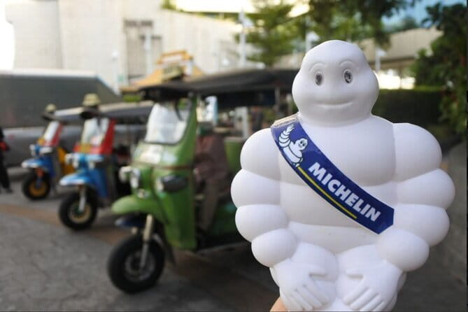 Bangkok Night Food Tour By Tuk Tuk - Stop 5: Khrua Khun Kung dinner stop for a real sit-down meal