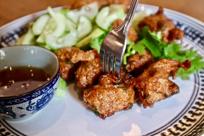 Bangkok Private Walking Food Tour with 10+ Tastings in Chinatown - Chinatown and Talat Noi Flavor Stops: Dumplings, Buns, and Green Heat