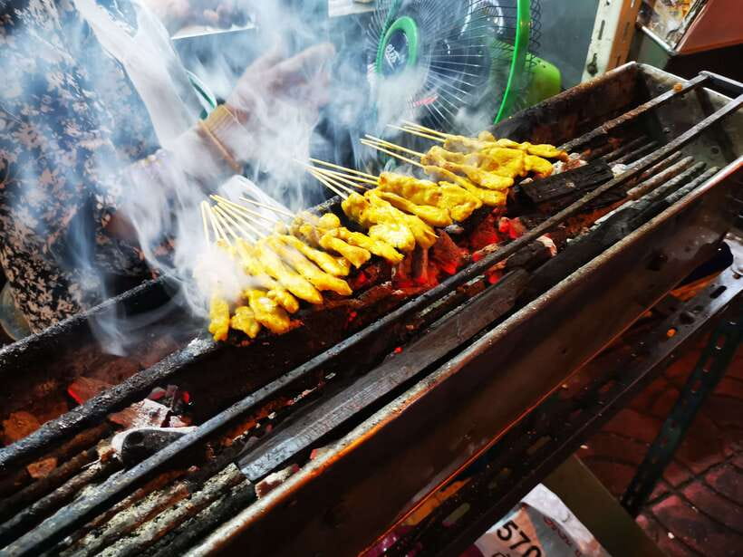 Bangkok: Street Food Tasting Tour at Night - Ending Near Yaowarat: The Best Part of the Walk