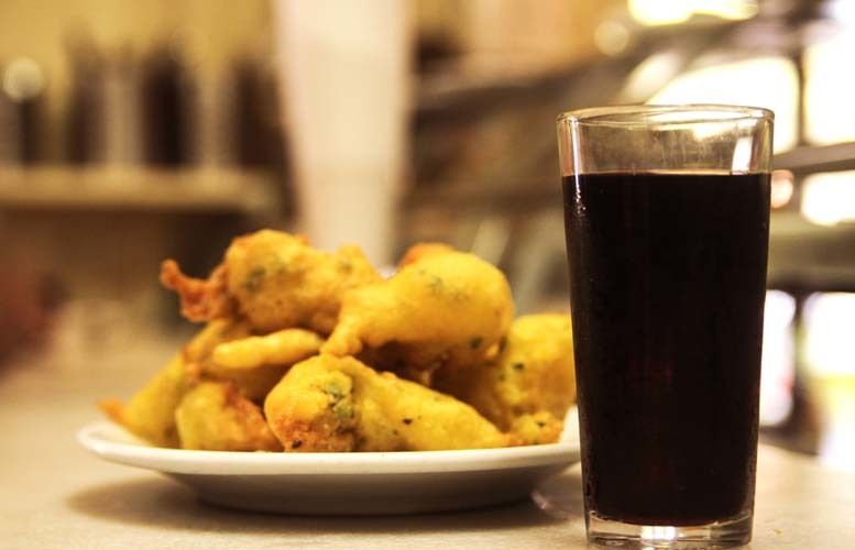 Barcelona: Old Town Tapas & Paella Food Tour with 8 Tastings - Paella and sangria by the Mediterranean: the classic finish