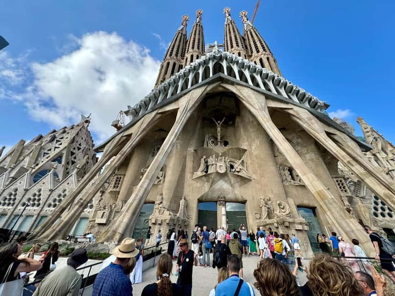 Barcelona: Sagrada Familia, La Pedrera & Cava Tasting Tour - The cava break: a small detail that makes the tour feel human