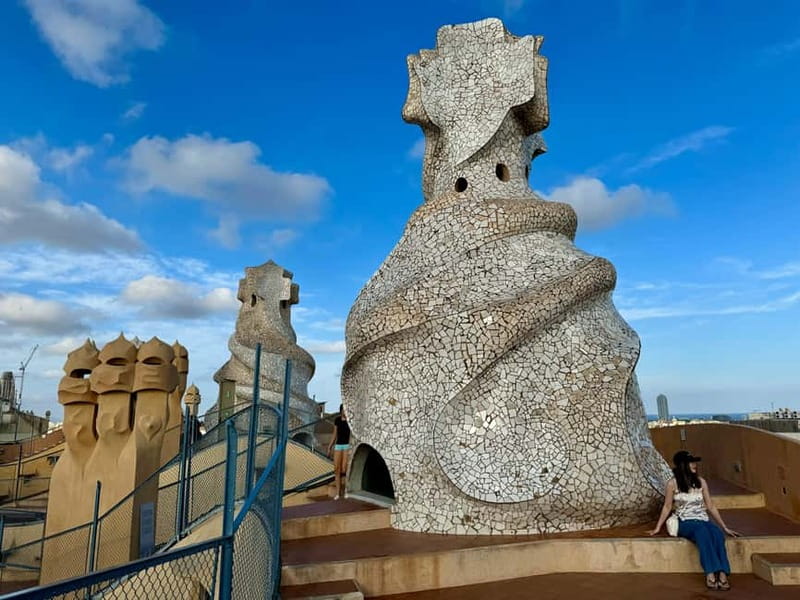 Barcelona: Sagrada Familia, La Pedrera & Cava Tasting Tour - Eixample’s modernism walk: Palau Macaya and Casa de les Punxes