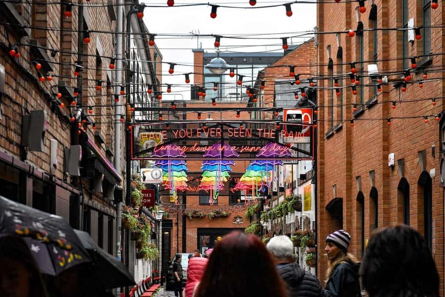 Belfast: Food Tour with 10+ Tastings of Bread, Beer, Seafood - Historic Pubs and Two Pints: The Belfast Pub Atmosphere You Actually Get