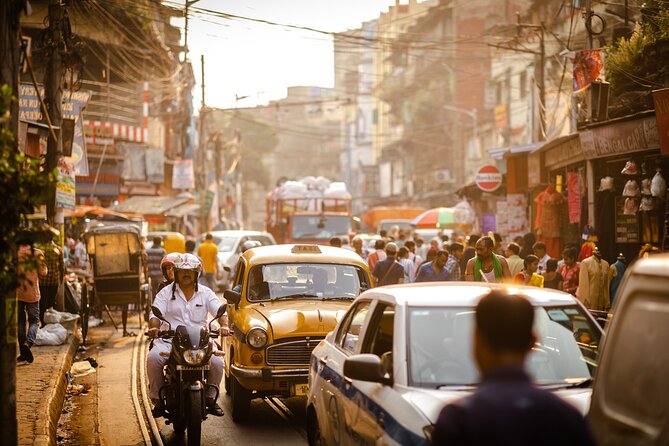 Bengali Nights Kolkata Food Tour with 13+ Tastings - Opening Flavors: Street Lassi and a Century-Old Mutton Kosha