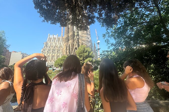 Best of Barcelona: Sagrada Família, Gaudí & Candy Tasting Tour! - Pace, group size, and how the tour really feels