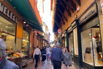 Bologna: Walking Food Tour and Highlights with a Local Guide - The Bread, Mortadella, and Wine Start: Why the First Stop Works