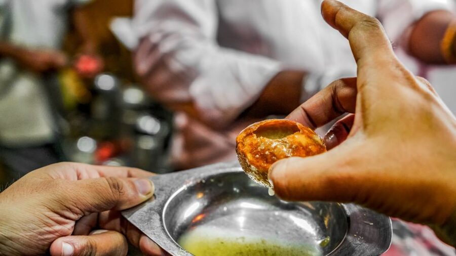 Bombay Express Mumbai Food Tour with 15+ Tastings - Dessert finish: paan with betal leaves near the Mumbadevi Temple