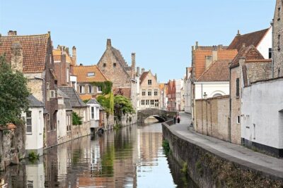 Bruges Food Tour with Full Meal & Drinks by Do Eat Better - Stop 1 at De Burg: Belgian Chocolate First, With Main-Square Sights