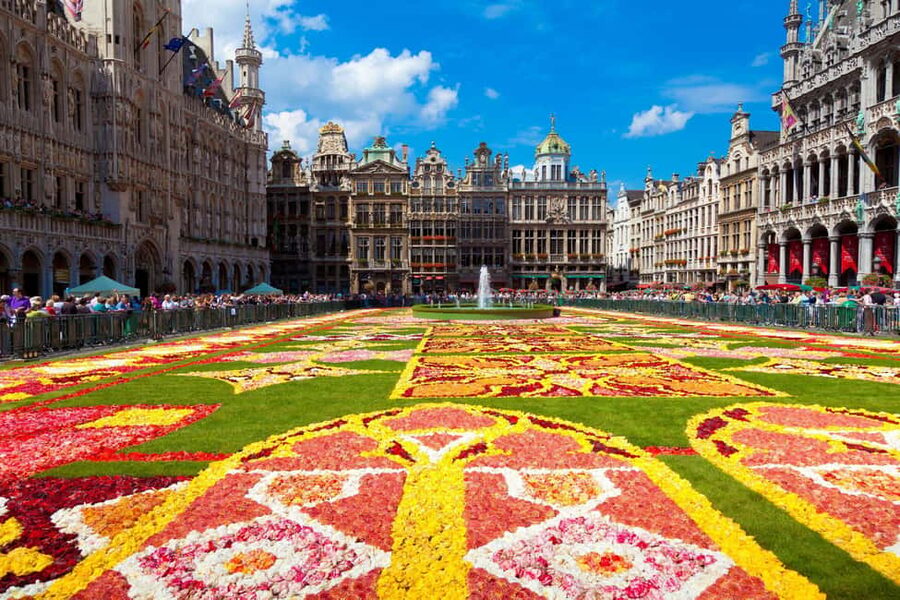 Brussels: Walking Food Tour with Chocolate, Beer, & Waffles - Old Town Highlights on Foot: Bourse, Manneken Pis, and Alley Heritage