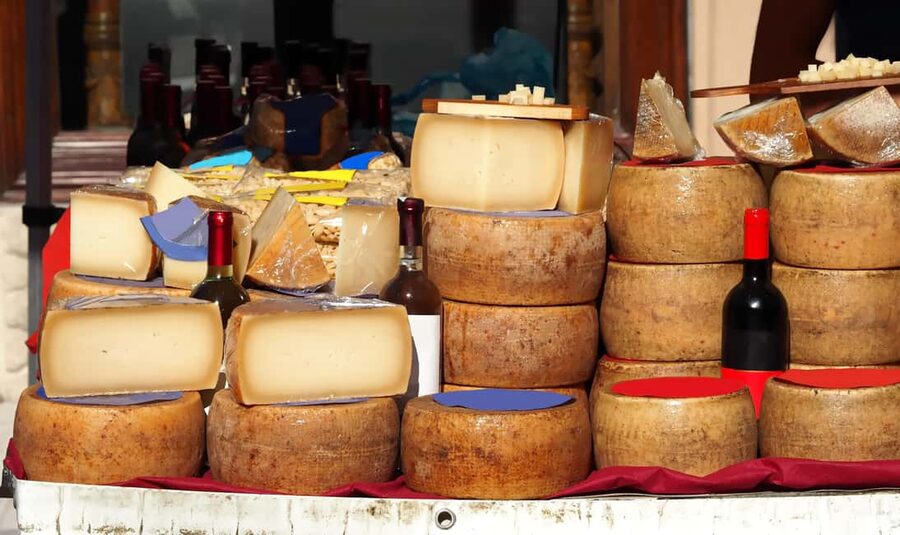 Cagliari: Taste Sardinia with a Full Meal Food Tour - The sweet start: ricotta desserts and amaretto biscuits