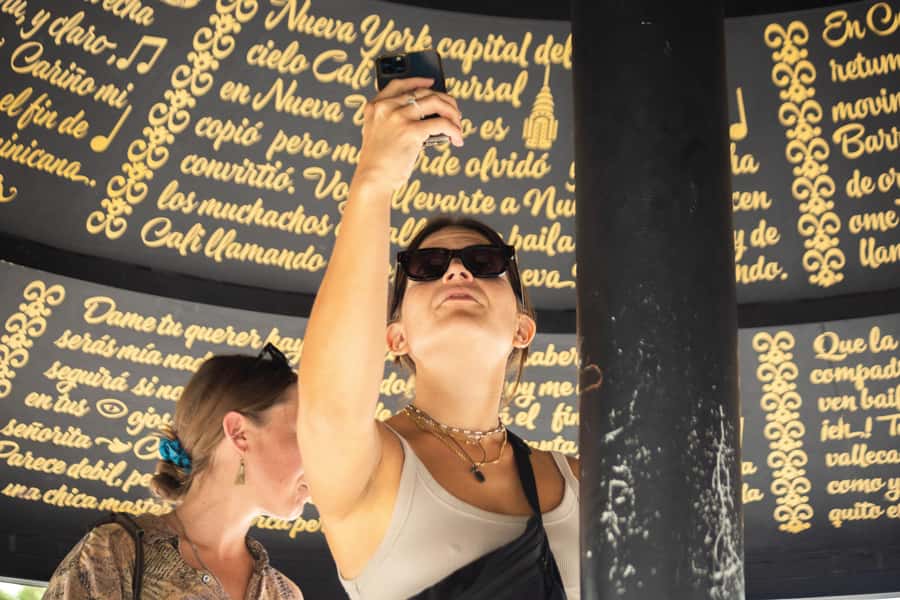 Cali: Street Food Tour - From murals to Mercado vibes: walking between landmarks