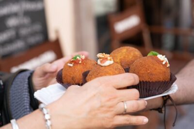 Catania Sicilian Street Food Tour: Small Group by Do Eat Better - Getting Your Bearings at the Fontana dell’Elefante Start