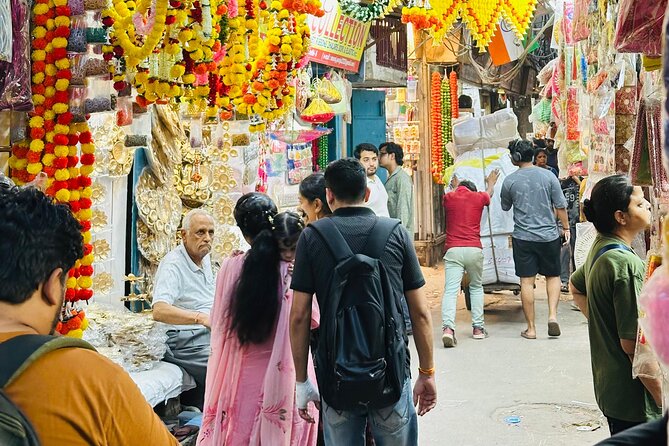 Customized Half Day and Full Day Delhi Shopping, Street Food Tour - INA Market in South Delhi: A Permanent Craft-and-Textile Break