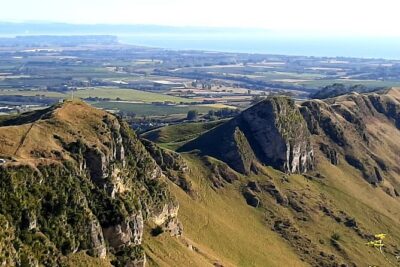 Deco Napier, Te Mata Peak, Garden Walk and Wine Tasting Tour - Starting at Napier iSite: meeting point and timing reality