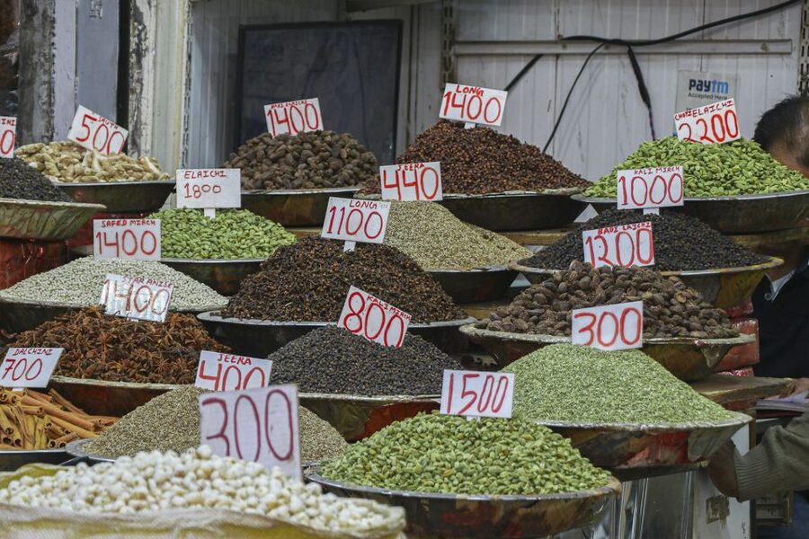 Delhi: Old Delhi Street Food Tour with Rickshaw Ride - Old Delhi in 4 Hours: Walking, Metro, and Rickshaw Mix