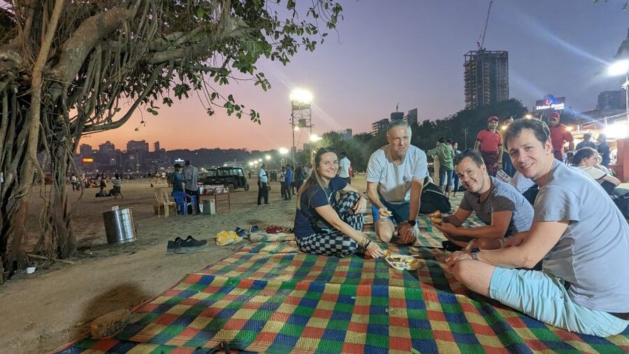 Discover Mumbai's street & beach with Vegetarian food tour - Why Churchgate and Chowpatty Make a Great Vegetarian Evening