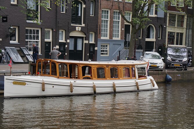 Eating Amsterdam: Food Tour & Canals Cruise - De Gangen Willemstraat and the WWII context: Amsterdam through its harder stories