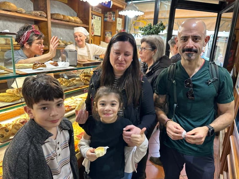 Florence: Street Food Tour with Wine & Local Guide - Ponte Vecchio on foot: the river-city mood change