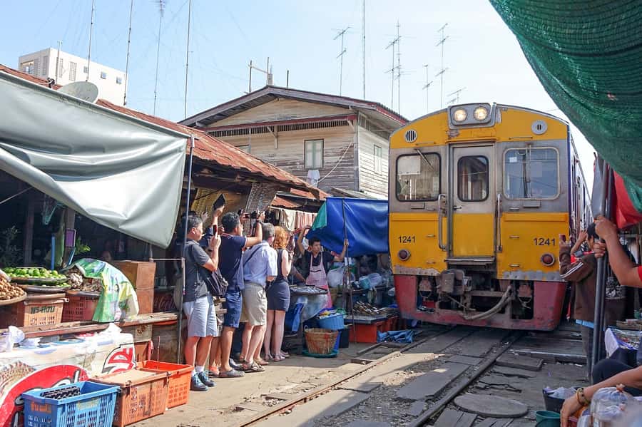 From Bangkok: Maeklong Railway and Floating Market Food Tour - Samut Songkhram Stop: A Quick Window Into the Region