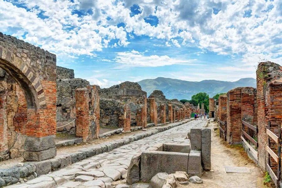 From Naples: Pompeii and Wine Tasting Tour with Lunch - Picking the right kind of Pompeii guide (and what language changes)