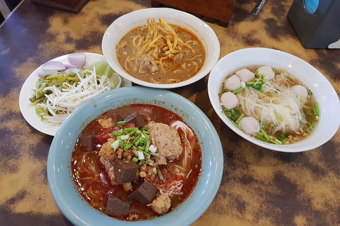 Go where the locals go, Eat what the locals eat! Food Tour with Local Foodies - Warorot Market at 4pm: Sai Oua, Golden Curl, mango sticky rice, and Thai iced tea