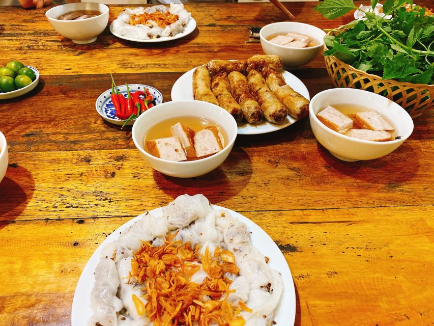 Hanoi: 7 Tastings Street Food Tour with Train Street - What to bring and wear so you don’t suffer