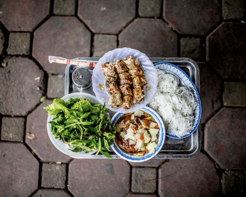 Hanoi: 7 Tastings Street Food Tour with Train Street - Hanoi Old Quarter at night: why a guide changes everything