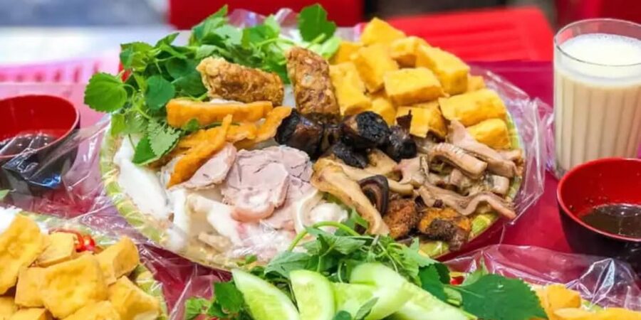 Hanoi: Guided Street Food Tour for small groups - The guide is the difference: English, stories, and real care