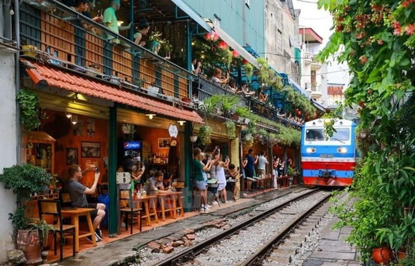 Hanoi: Guided Street Food Tour with Tastings - Walking Hanoi Old Quarter on a full-belly schedule