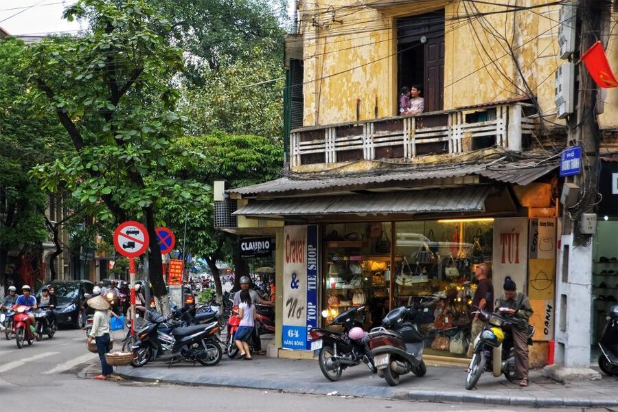 Hanoi: Walking Street Food Tour & Train Street w/Local Guide - What 6 to 7 tastings feels like in real life