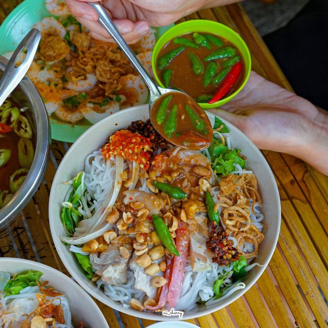 Hoi An: 2.5-Hour Street Food Tour - Market and Street Stops: How the Guide Makes the Difference