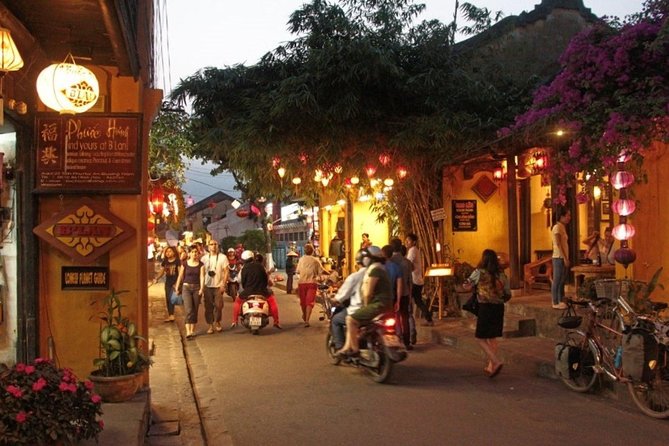 Hoi An at Sunset: Authentic Local Street Food Tour - Dessert and a drink: finishing without feeling rushed