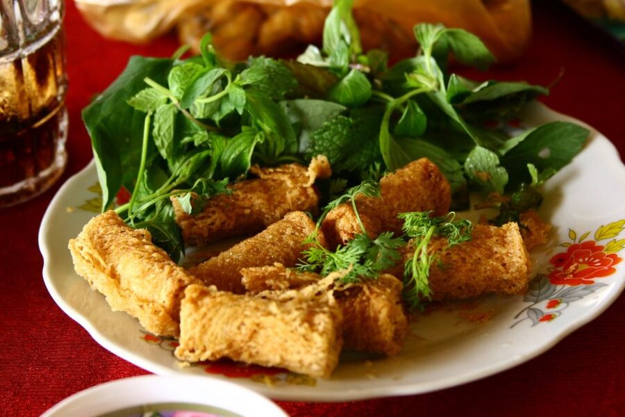 Hoi An: Evening Food Tour with 7 Tastings and Boat Trip - Starting in the Right Place: Evening Timing in Hoi An Old Town