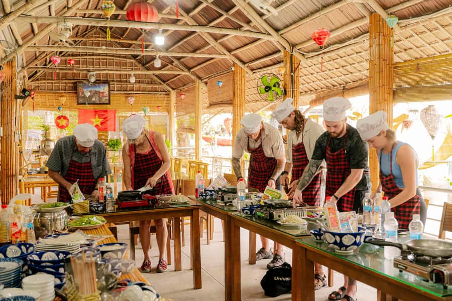 Hoi An: Unique Street Food Tour - Meeting at IVEGAN SUPERSHOP: A Smooth Start Point