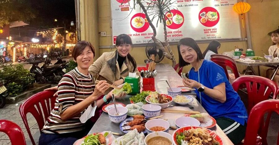 Hue: Night Street Food Tour by Cyclo with a Local Guide - The opening lineup: banh beo, nem lui, and Hue’s famous rice-cake world