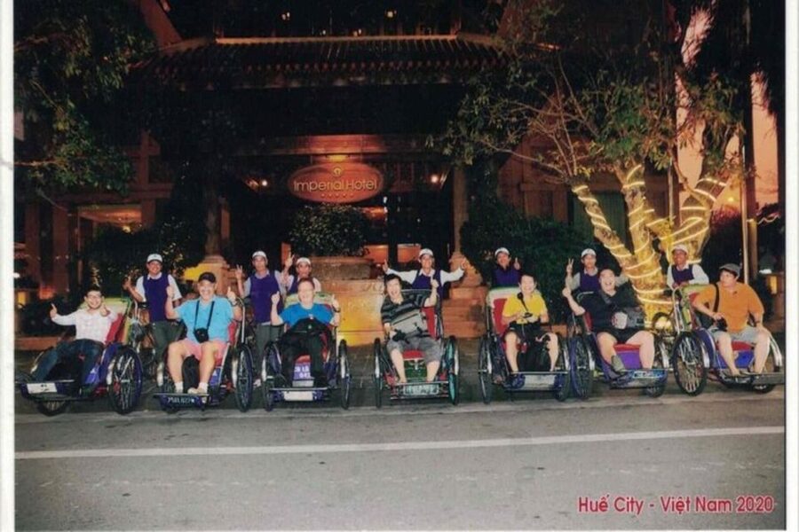 Hue: Night Street Food Tour by Cyclo with a Local Guide - Che Hue and the walk past Truong Tien Bridge