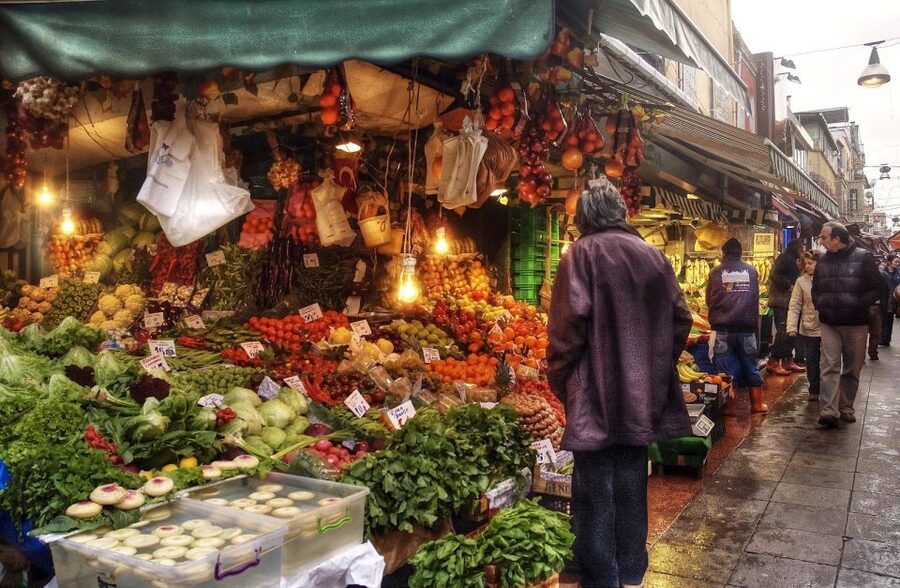 Istanbul: Turkish Food Tour in Kadikoy Across the Bosphorus - The 2.5-hour market-and-eat loop: where meze does most of the work