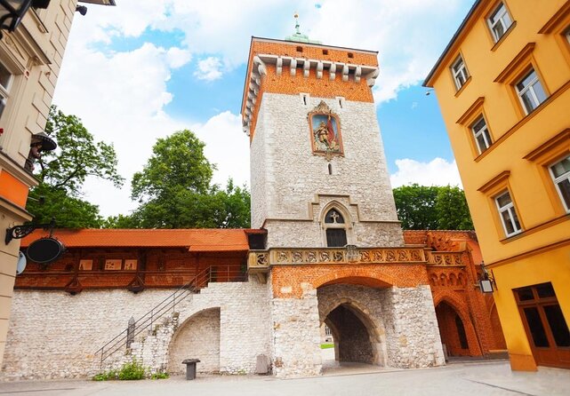 Krakow: Food Tour of 10 Tastings with Pierogi, Vodka & More - Kraków Comfort Food Starter Pack: 10 Tastings on a 3-Hour Walk