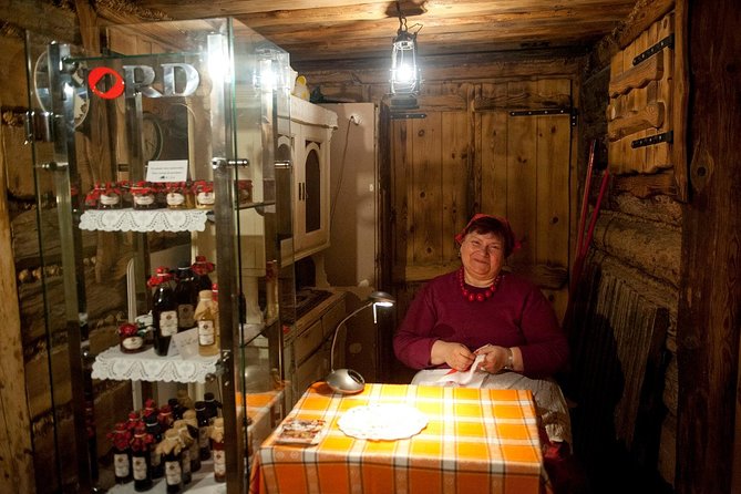Krakow: Food Tour of 10 Tastings with Pierogi, Vodka & More - Rynek Główny: The Old Market Square Moment You’ll Remember